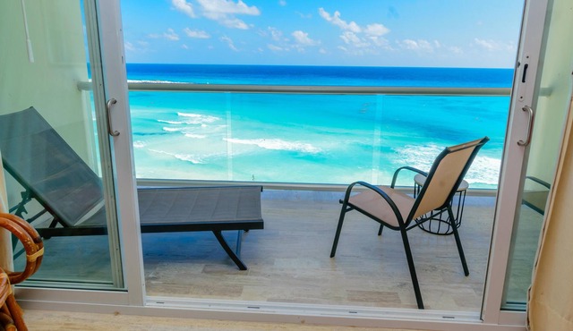 Beachfront studio with amazing views! Located on the best beach in Cancun!