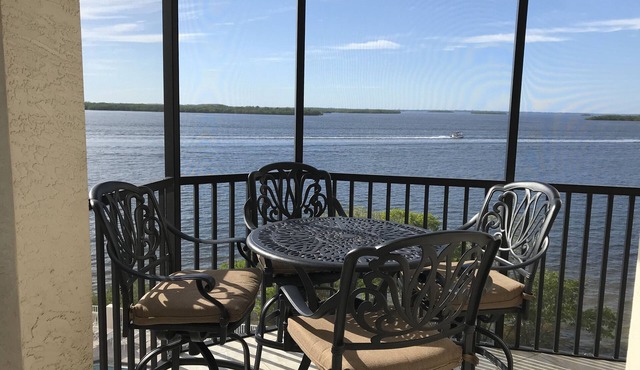 Beachfront Stunning Corner Condo- Amazing Water views on Private Beach of Resort