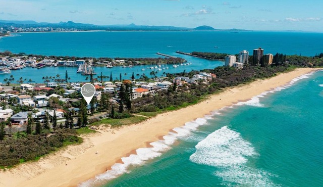 Beachfront Styled 2 BR Apt w Pool at Buddina