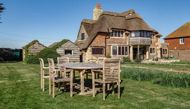 Beachfront Thatched Cottage in West Wittering – Sleeps 8, Garden, Parking, Pets