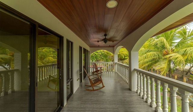 Beachfront villa in Esterillos Centro