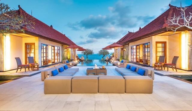 Beachfront View with 7 Bedroom Villa in Uluwatu
