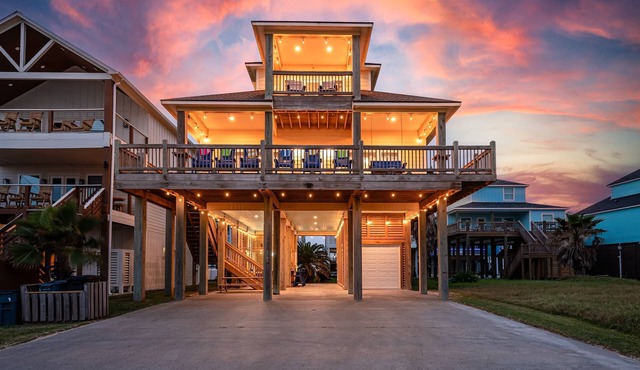 Beachfront Views | Hot Tub, Yard Games, Tiki Bar