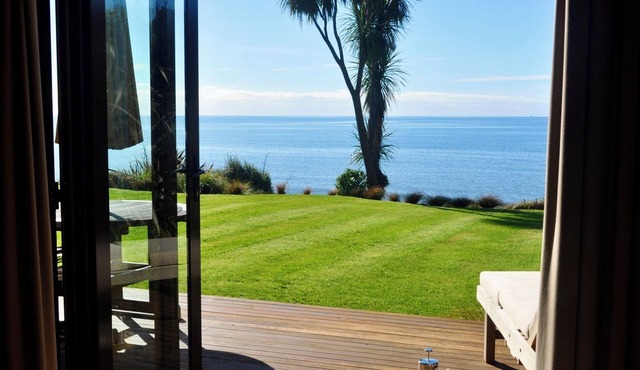 Beachfront Villa - Adrift in Golden Bay (adults only)
