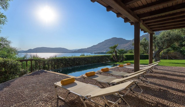 Beachfront Villa few steps away from a sandy beach
