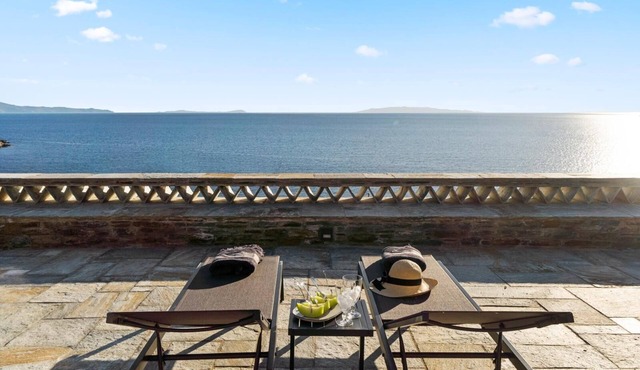 Beachfront Villa Gaia w/Μajestic Sunset Views