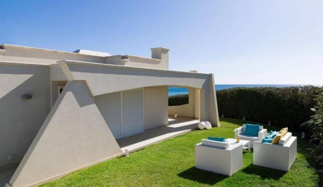 Beachfront villa in San Lorenzo with 3 bedrooms and a large private garden