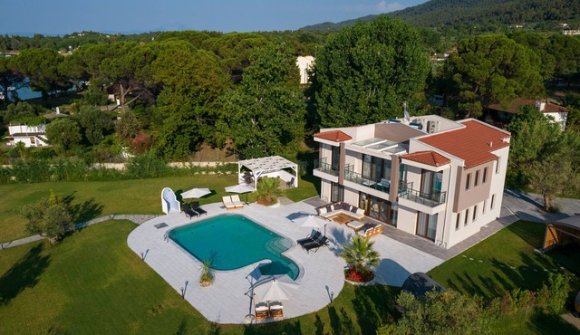 Beachfront villa in Vourvourou, Halkidiki with private pool, ideal for families.