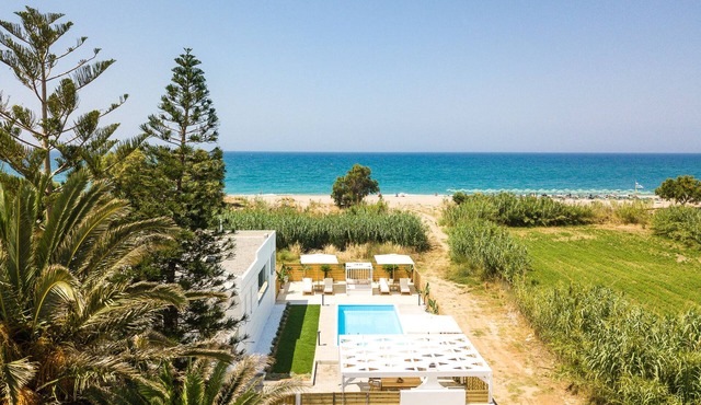 Beachfront Villa in Prime Location - Short Walking Distance to Everything!