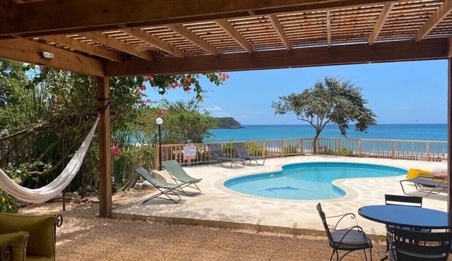 Beachfront villa w/private Pool, Seaside garden w/Pickleball court-Blue Marlin