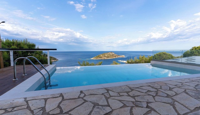 Beachfront Villa Komis - Panoramic Infinity Blue
