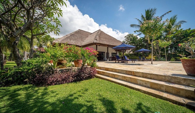 Beachfront Villa - Makes you Feel at Home on Bali!