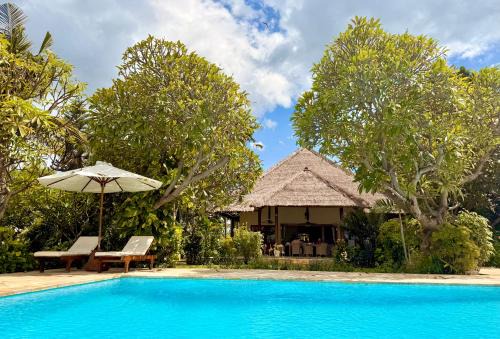 Beachfront Villa Mawar with Private Pool and Sunset View