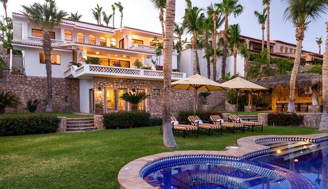 Beachfront Villa Pacifica includes Luxury Swimming Pool & Gourmet Kitchen!