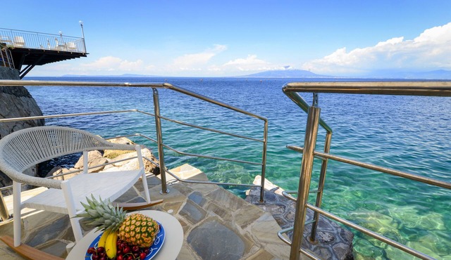 Beachfront Villa Sorrento & private sea access