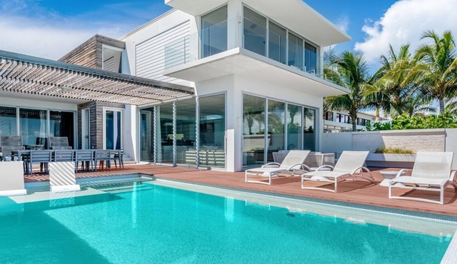 Beachfront Villa w/Private Pool & Concierge – Villa Eos