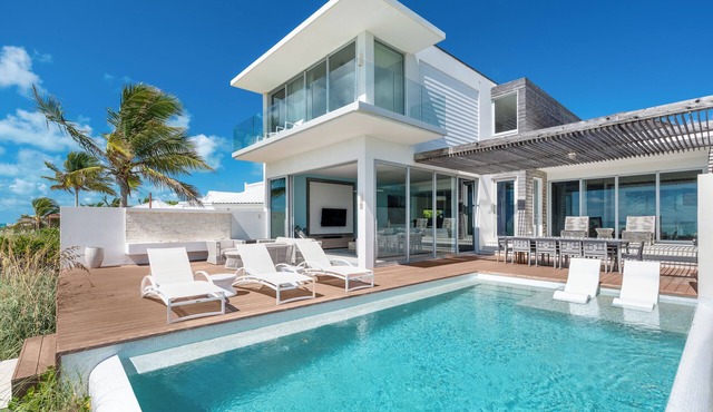 Beachfront Villa w/Private Pool & Concierge – Villa Helios