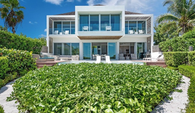 Beachfront Villa w/Private Pool & Concierge – Villa Hyperion