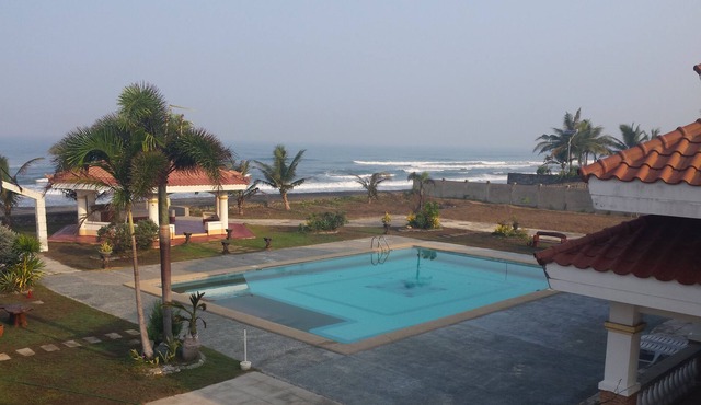 Beachfront Villa Victoria Resort 5 bedrooms, 3.5 bath,15 PAX