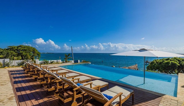 BeachFront Villa w/Pool, Sleeps 16, Dining, & Tub