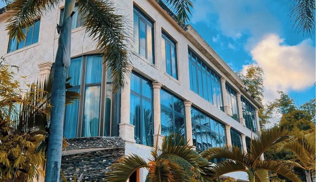 Beachfront villa with 6 bdrms 8 Baths, with Natural Pool, Jacuzzi, WiFi, AC, BBQ