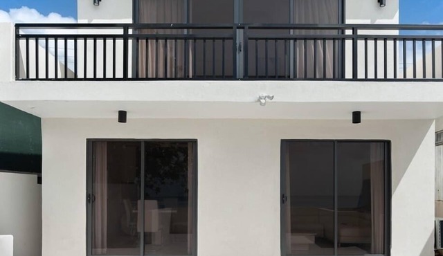 Beachfront Villa with private back deck Near restaurants