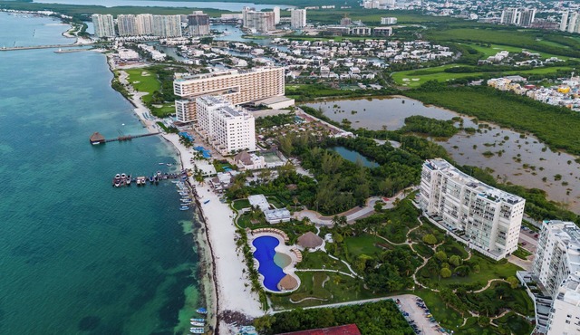 BEACHFRONT w/Huge pool & private terrace l BBQ I Fast WiFi 2Br