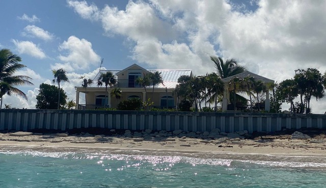 Beachfront, wifi-enabled, whole-house A/C, room for 7, & watersports equipment