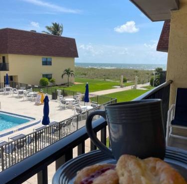 Beachfront with heated pool, 60 seconds to beach