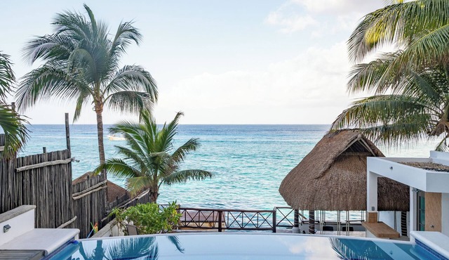Beachfront with pier and saltwater pool for 14 ppl 4 bedrooms