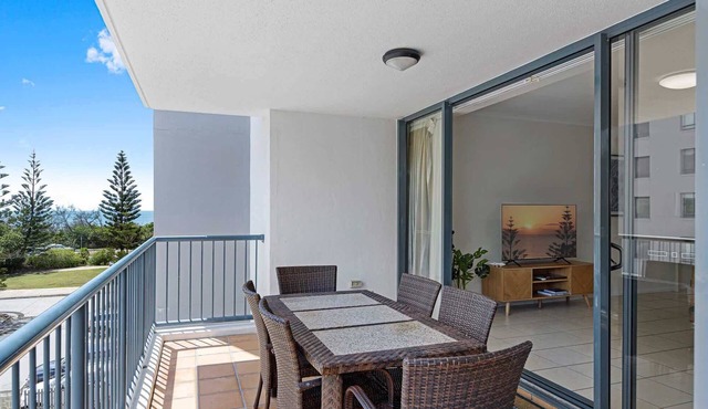 Beachside 2-Bed with Pools, Gym, BBQ and Parking