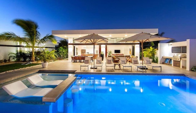Beachside 4 Bedroom Villa with Pool and Resort Amenities - White Villas - v9