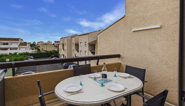 Beachside apartment with pool, sleeps 6, nearby attractions