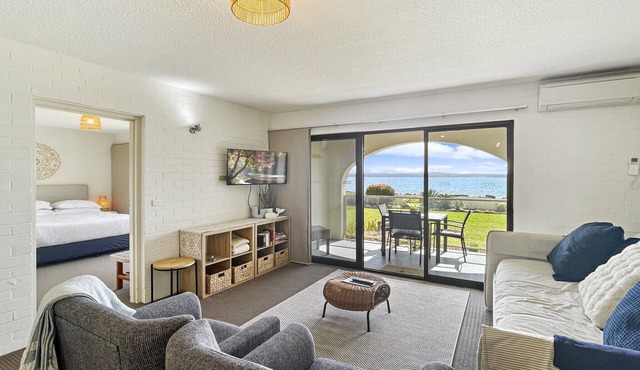 Beachside Apartment Overlooking Casey’s Beach