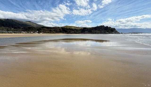 Beachside Bach Just across the road to Ligar Bay!