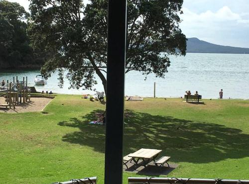 Beachside Bliss Castor Bay - Holiday by the Beach