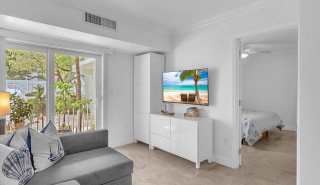 Beachside Bliss: One-Bedroom perfect vacation parking included