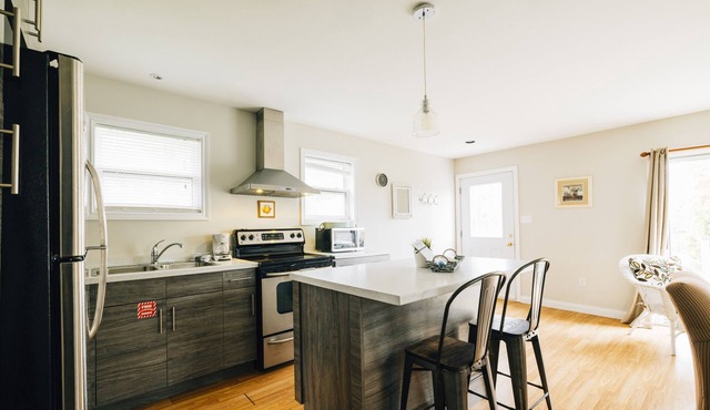 Beachside Bliss:Renovated Cottage near Amusement Parks | WiFi, BBQ, Patio
