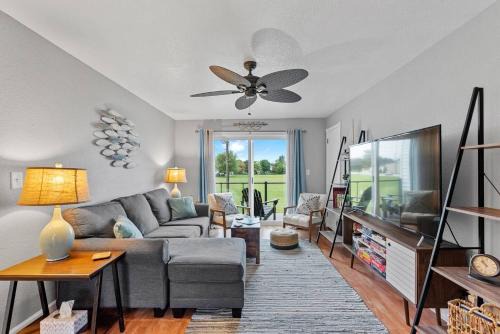 Beachside Condo w Stunning Lake Views