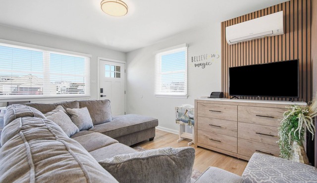 Beachside Escape, King Bed , Walk to Sand , Near Atlantic City