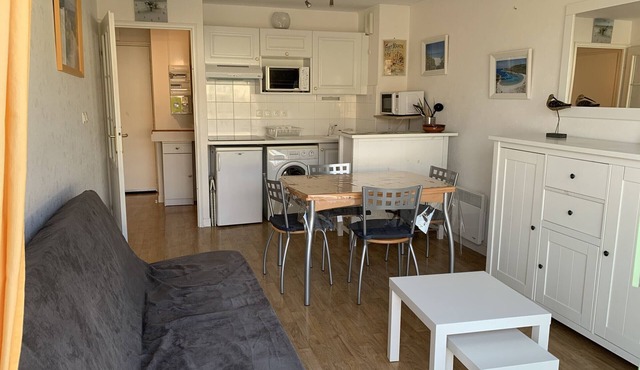 Beachside Getaway: Cozy 2-Bedroom with Balcony, Steps from Sand