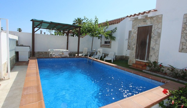 Beachside Getaway: Private Pool, AC, Free WiFi, Pet-Friendly, Near Dog Beach