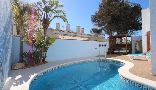Beachside Getaway: Private Pool, Free WiFi, Pet Friendly, Air Con, Near Dog Beach