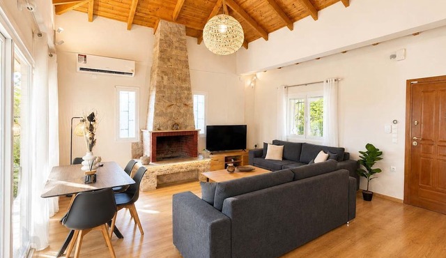 Beachside Hideaway - Steps from Lechaio Blue Shore