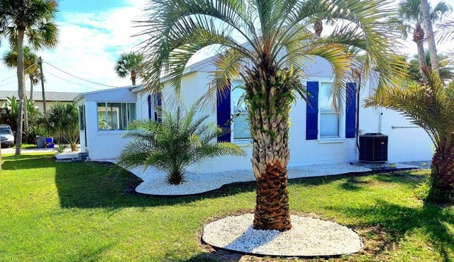 Beachside home, less than 500 steps to beach, oasis yard