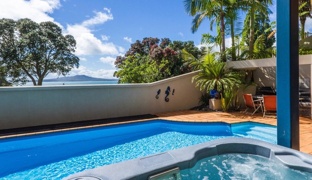 Beachside Holiday - Castor Bay Holiday Apartment