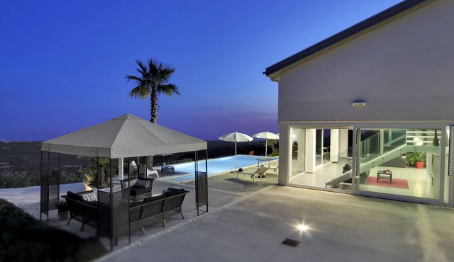 BEACHSIDE, LUXURY APARTMENT