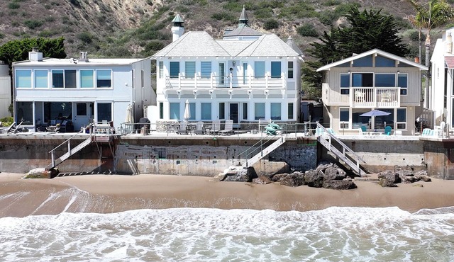 Beachside Luxury – Oceanfront - The Shoreline - 4-bedroom house with WiFi and AC