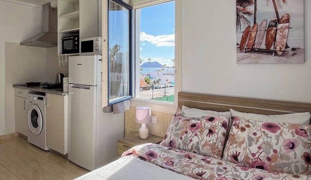 Beachside Studio, Ocean View, Large Terrace, 100m to Beach, Pool, Wifi