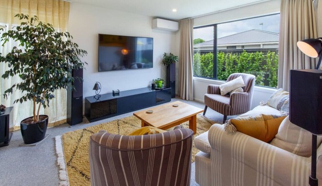 Beachside Townhouse with Courtyard & Garage